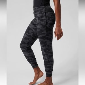 NWOT Athleta Salutation Joggers Camo Small Tall